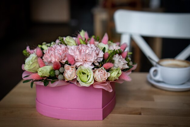 Heller und herrlicher Blumenblumenstrauß der schönen roten Blumen für Valentinstag