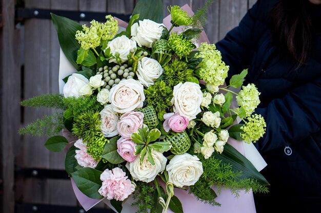 Heller und herrlicher Blumenblumenstrauß der schönen roten Blumen für Valentinstag