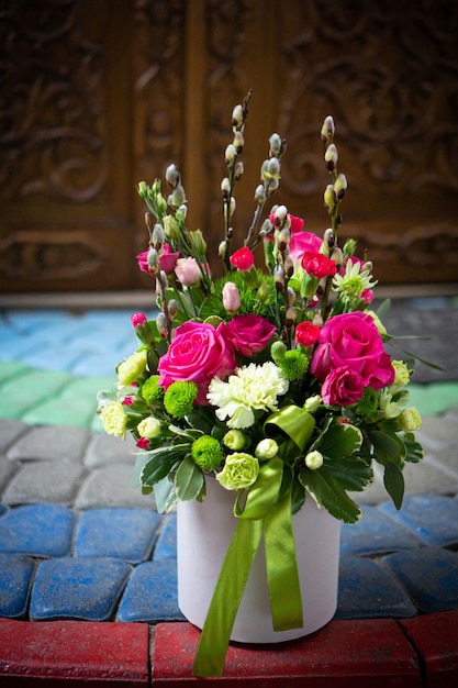 Heller und herrlicher Blumenblumenstrauß der schönen roten Blumen für Valentinstag