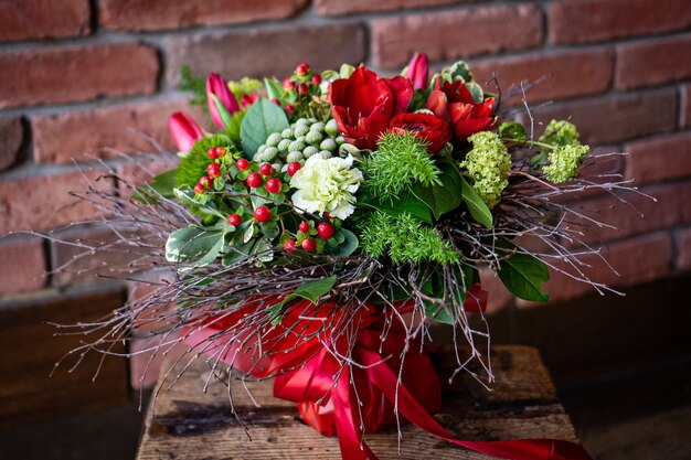 Heller und herrlicher Blumenblumenstrauß der schönen roten Blumen zum Valentinstag. Nahaufnahmefoto