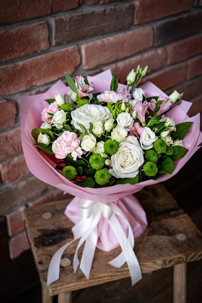 Heller und herrlicher Blumenblumenstrauß der schönen roten Blumen zum Valentinstag. Nahaufnahmefoto