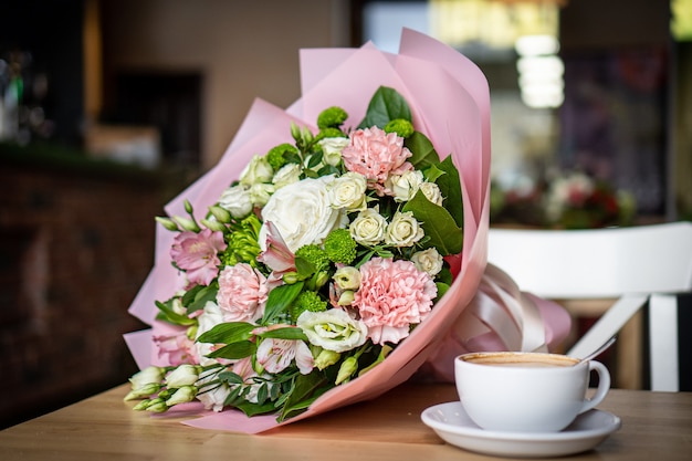 Heller und herrlicher Blumenblumenstrauß der schönen roten Blumen zum Valentinstag. Nahaufnahmefoto