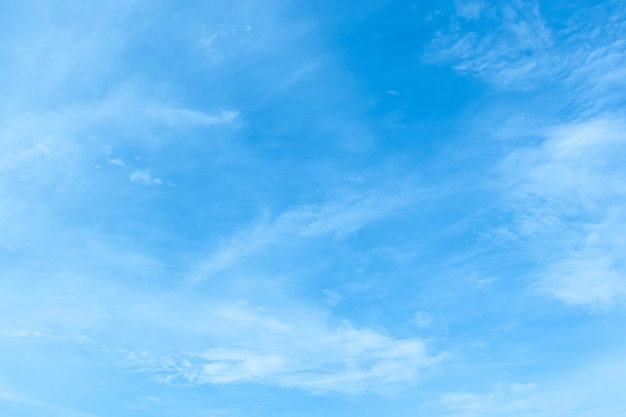 Heller und klarer blauer Himmel mit Wolken am sonnigen Tag.