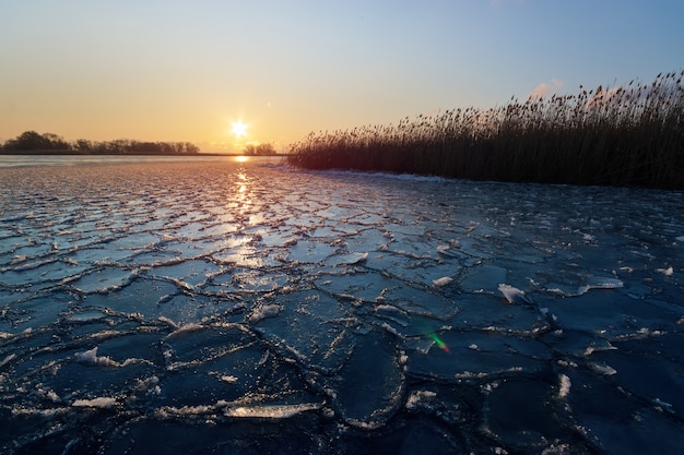 Heller Wintermorgen wilde Küste verlassener Ort