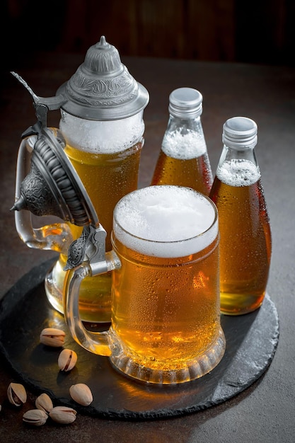 Helles Bier im Glas auf altem Hintergrund