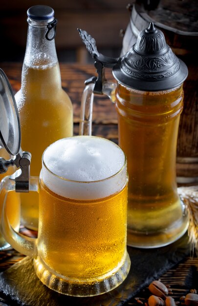 Foto helles bier in einem bierglas auf einem alten hintergrund.