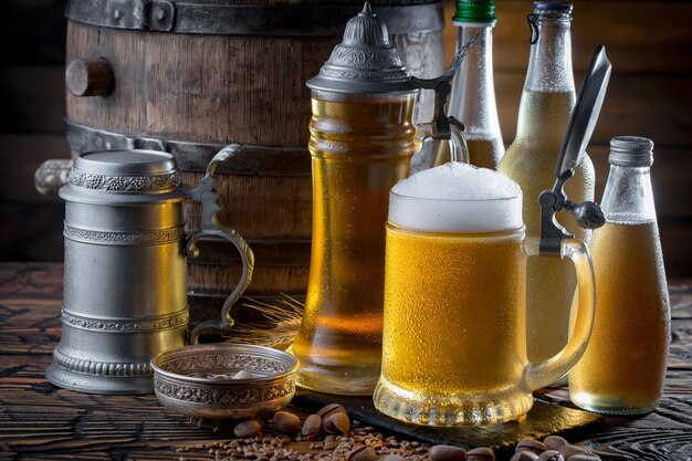 Helles Bier in einem Bierglas auf einem alten Hintergrund.