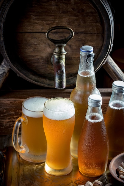 Helles Bier in einem Bierglas auf einem alten Hintergrund.