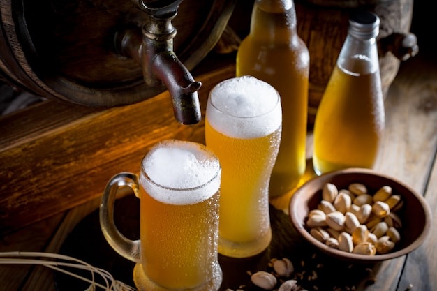 Helles Bier in einem Bierglas auf einem alten Hintergrund.