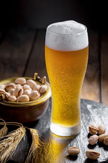 Helles Bier in einem Bierglas auf einem alten Hintergrund.