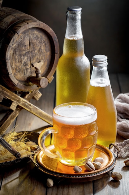 Helles Bier in einem Bierglas auf einem alten Hintergrund.