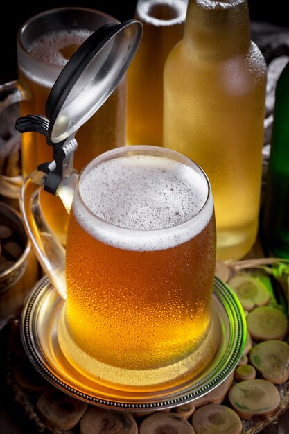 Helles Bier in einem Bierglas auf einem alten Hintergrund.