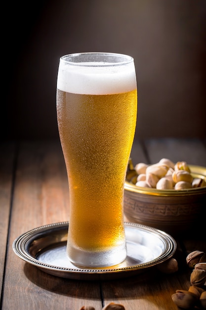 Foto helles bier in einem bierglas auf einem alten hintergrund.