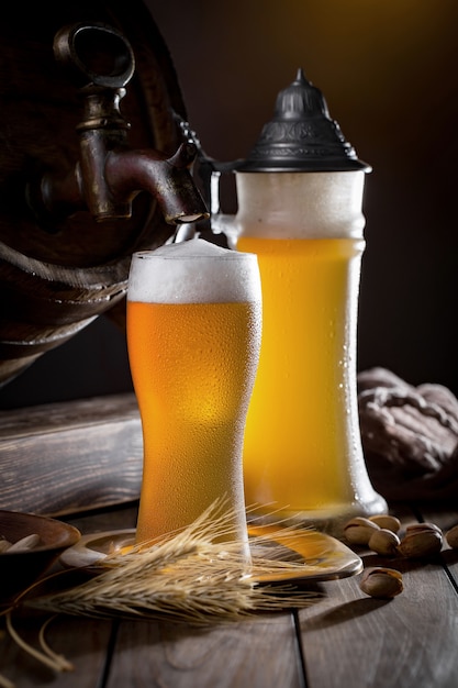 Helles Bier in einem Bierglas auf einem alten Hintergrund.