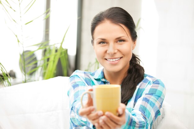 helles bild der schönen hausfrau mit becher