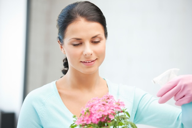 helles bild der schönen hausfrau mit blume.