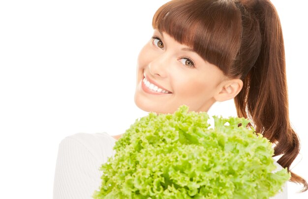 helles bild der schönen hausfrau mit salat über weiß