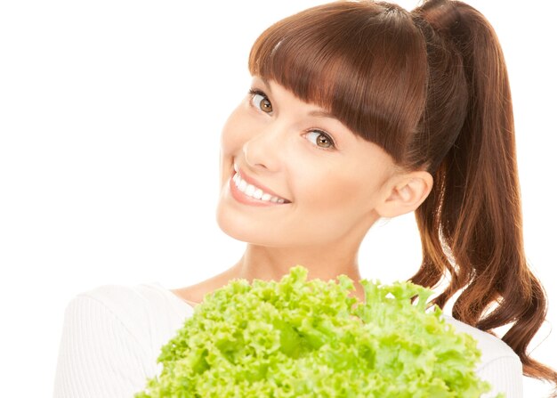 helles bild der schönen hausfrau mit salat über weiß