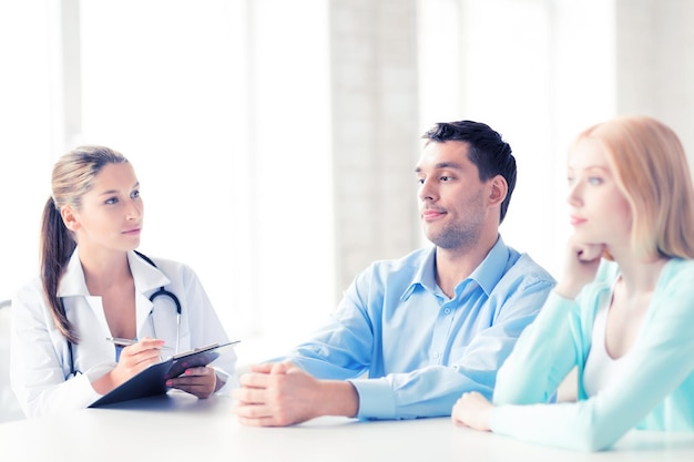 helles Bild des Arztes mit Patienten im Schrank
