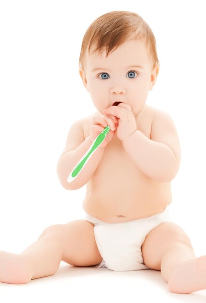 Foto helles bild des neugierigen babys, das zähne putzt.