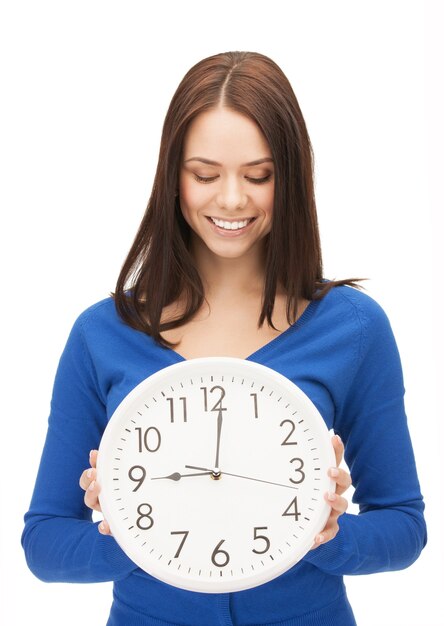helles Bild einer Frau, die eine große Uhr hält