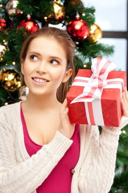 helles Bild einer glücklichen Frau mit Geschenkbox und Weihnachtsbaum ......