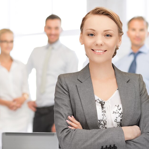 helles Bild einer glücklichen und lächelnden Frau im Büro