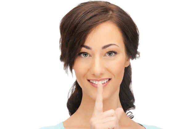 helles Bild einer jungen Frau mit Finger auf den Lippen