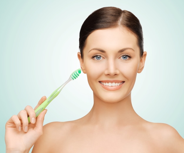 helles Bild einer schönen Frau mit Zahnbürste
