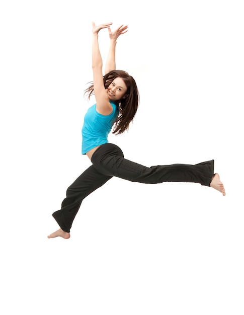 helles Bild eines glücklichen springenden sportlichen Mädchens