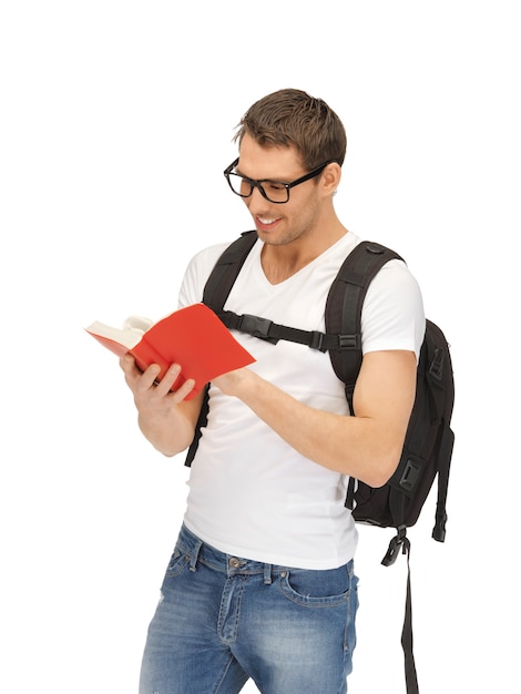 helles Bild eines reisenden Studenten mit Rucksack und Buch