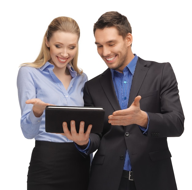 helles Bild von Mann und Frau mit Tablet-PC.