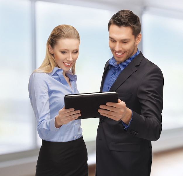 helles Bild von Mann und Frau mit Tablet-PC