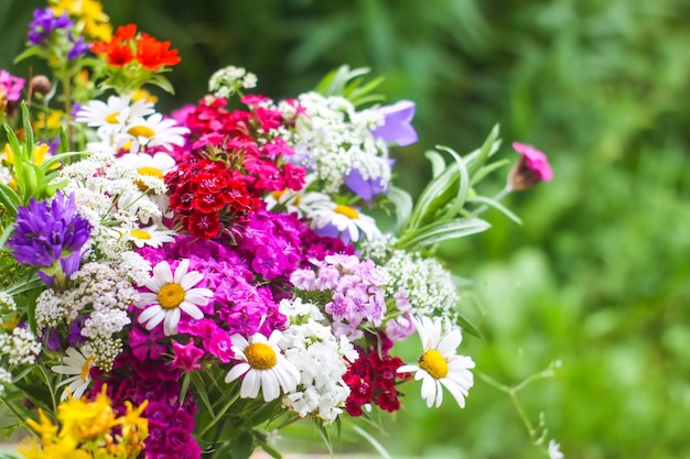 Helles Bouquet aus wunderschönen Gartenblumen und Wildblumen.