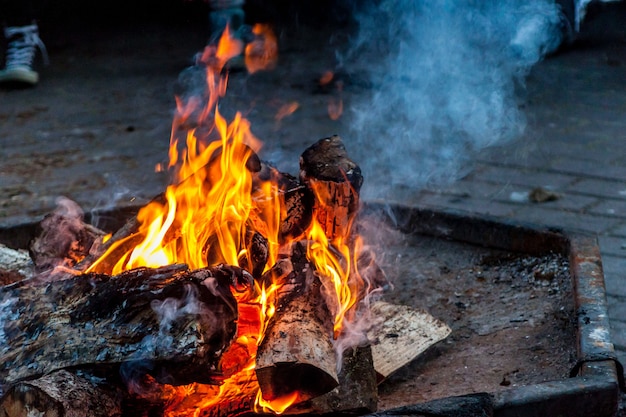 Helles Feuer mit Rauch im Freien