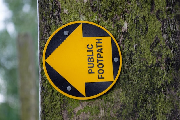 Foto helles gelbes fußweg-zeichen