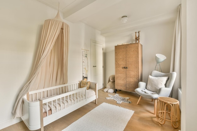 Helles gemütliches Babyzimmer mit Kinderbett