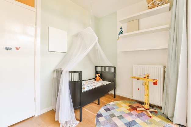 Helles gemütliches Babyzimmer mit Kinderbett