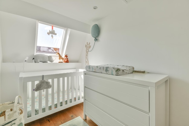 Foto helles gemütliches babyzimmer mit kinderbett