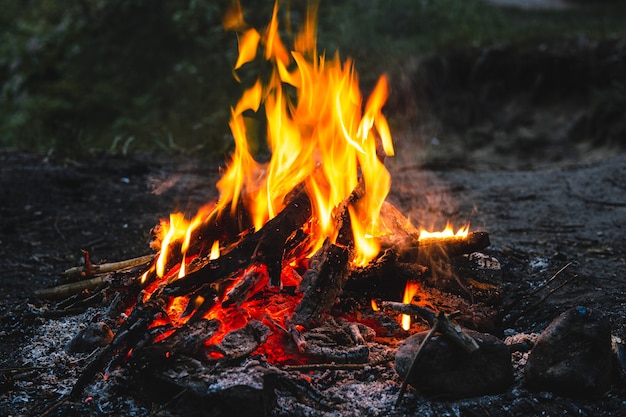 Helles heißes Lagerfeuer in einer dunklen Nacht