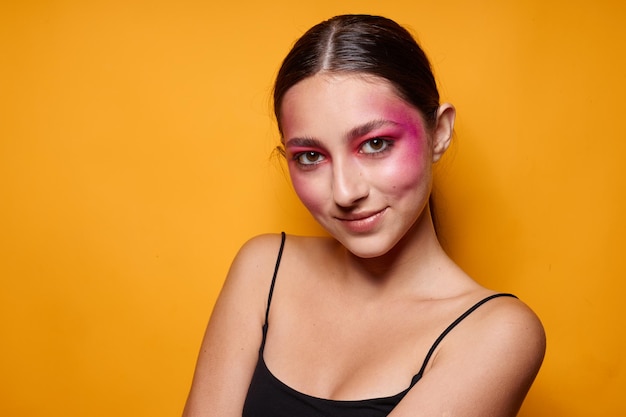 Helles Make-up der jungen schönen Frau, das Modegefühle aufwirft, lokalisierte den unveränderten Hintergrund