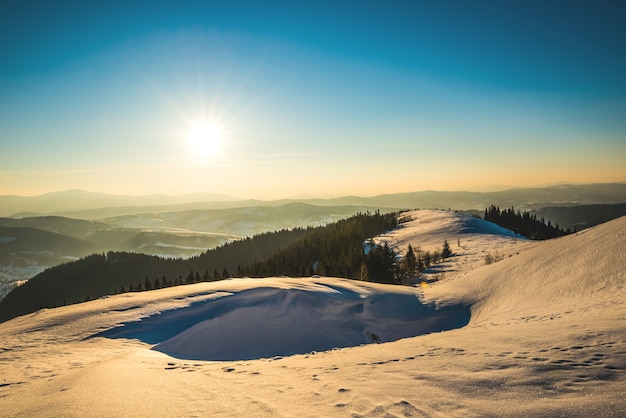 Helles malerisches sonniges Panorama der Skipisten