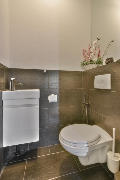 Helles minimalistisches Badezimmer