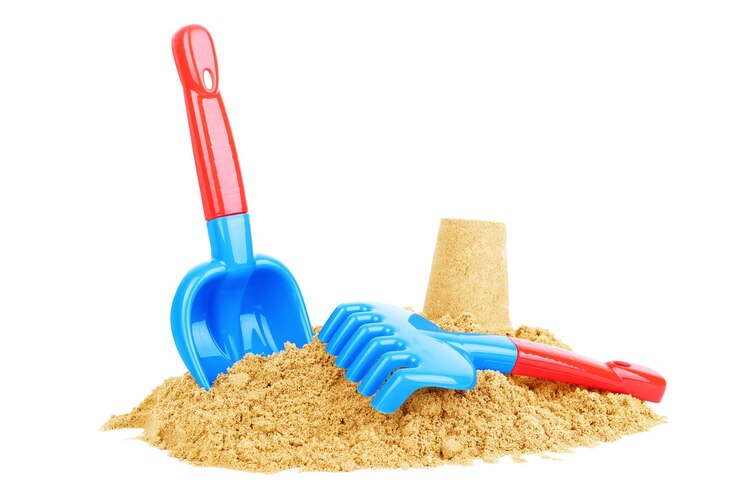 Foto helles plastikkinderspielzeug im sand konzept der stranderholung für kinder