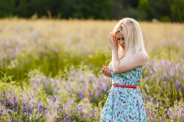 Helles Porträt einer glücklichen Frau auf dem Sommerfeld