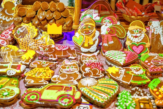 Helles Sahnehäubchen auf den Lebkuchen in verschiedenen Größen, fotografiert auf dem Weihnachtsmarkt in Riga, Lettland. Es ist eine der traditionellsten süßen Leckereien in verschiedenen Ländern.