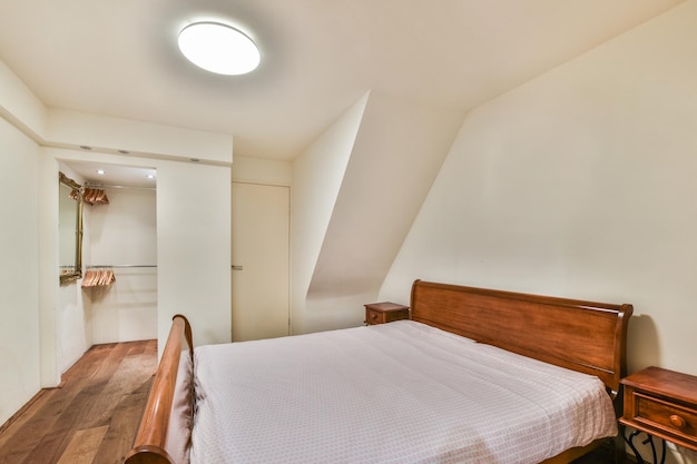 Helles Schlafzimmer im Dachgeschoss mit Bett