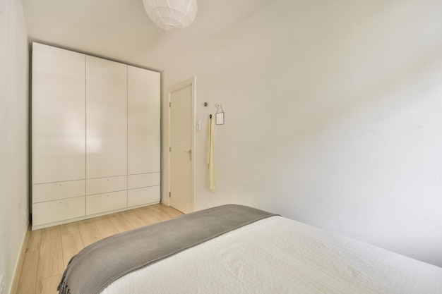 Helles Schlafzimmer mit Holzschrank