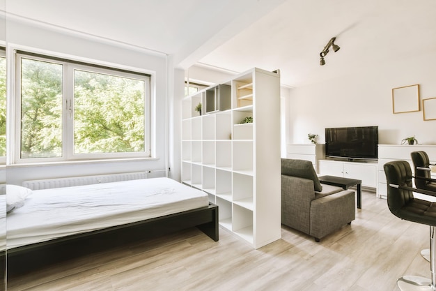 Helles Schlafzimmer mit Holzschrank