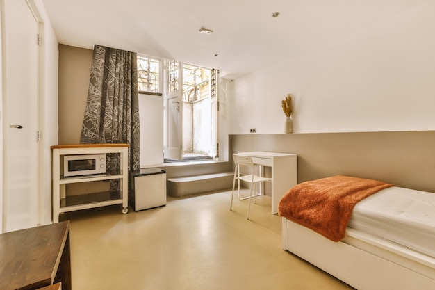 Helles Schlafzimmer mit Holzschrank